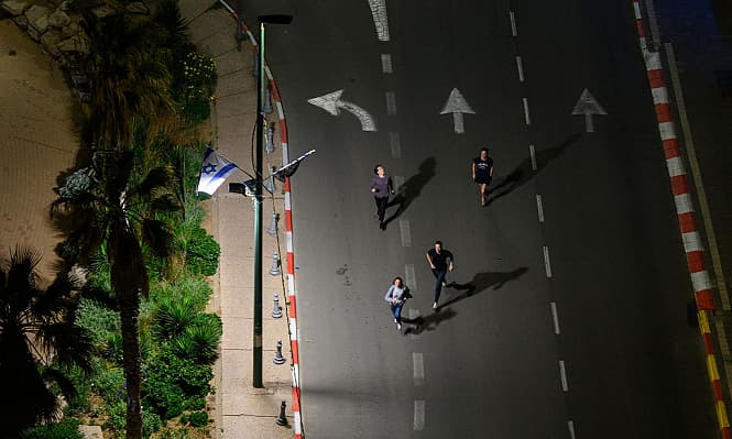 إسرائيل تسمح بالتعليم شمالًا في مناطق محصنة وتقيّد التجمّعات حسب المناطق