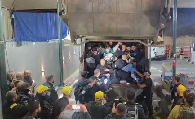 رحلة الموت ..60 عاملا فلسطينيا داخل شاحنة قمامة...