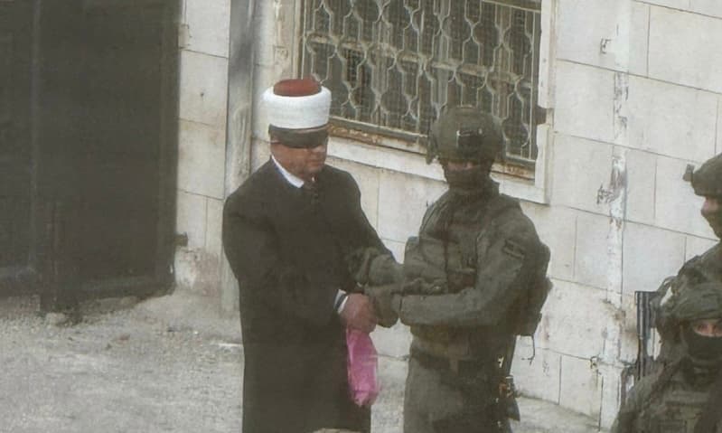 إغلاق الجمعية الخيرية الإسلامية في الخليل واعتقال رئيسها وموظفين بعد اقتحام استمر ساعات