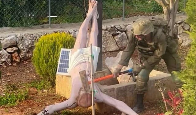 جندي إسرائيلي يحطّم مجسّما للسيد المسيح في جنوب لبنان