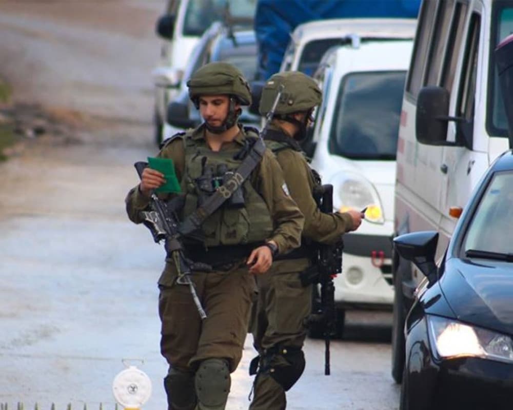 حاجز عسكري عند مدخل يبرود شرق رام الله