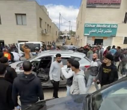 رام الله : شهيدان أحدهما طالب جراء هجوم للمستوطنين على مدرسة في قرية المغير